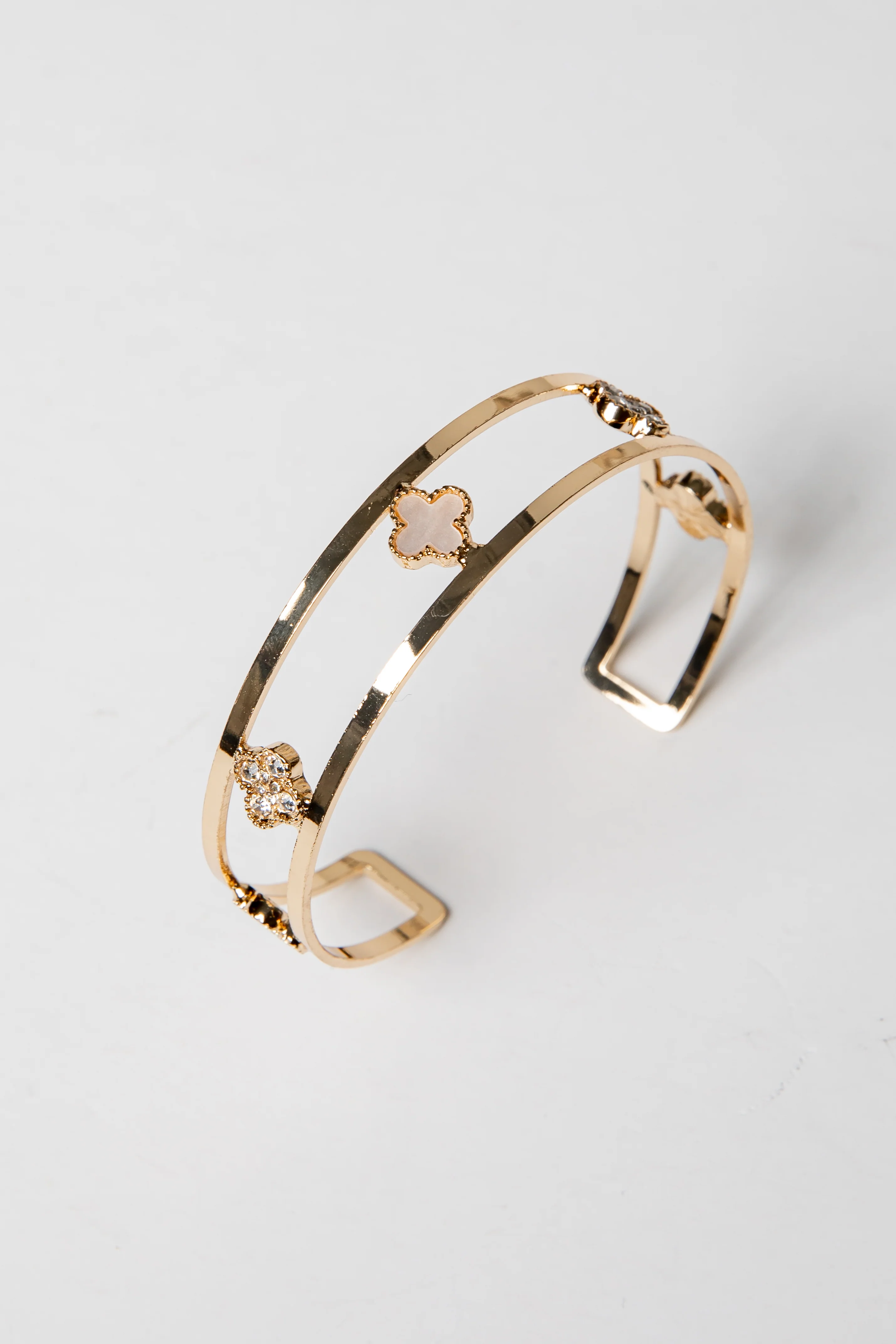 Vienna Golden Quatrefoil Charm Bangle Bracelet Set
