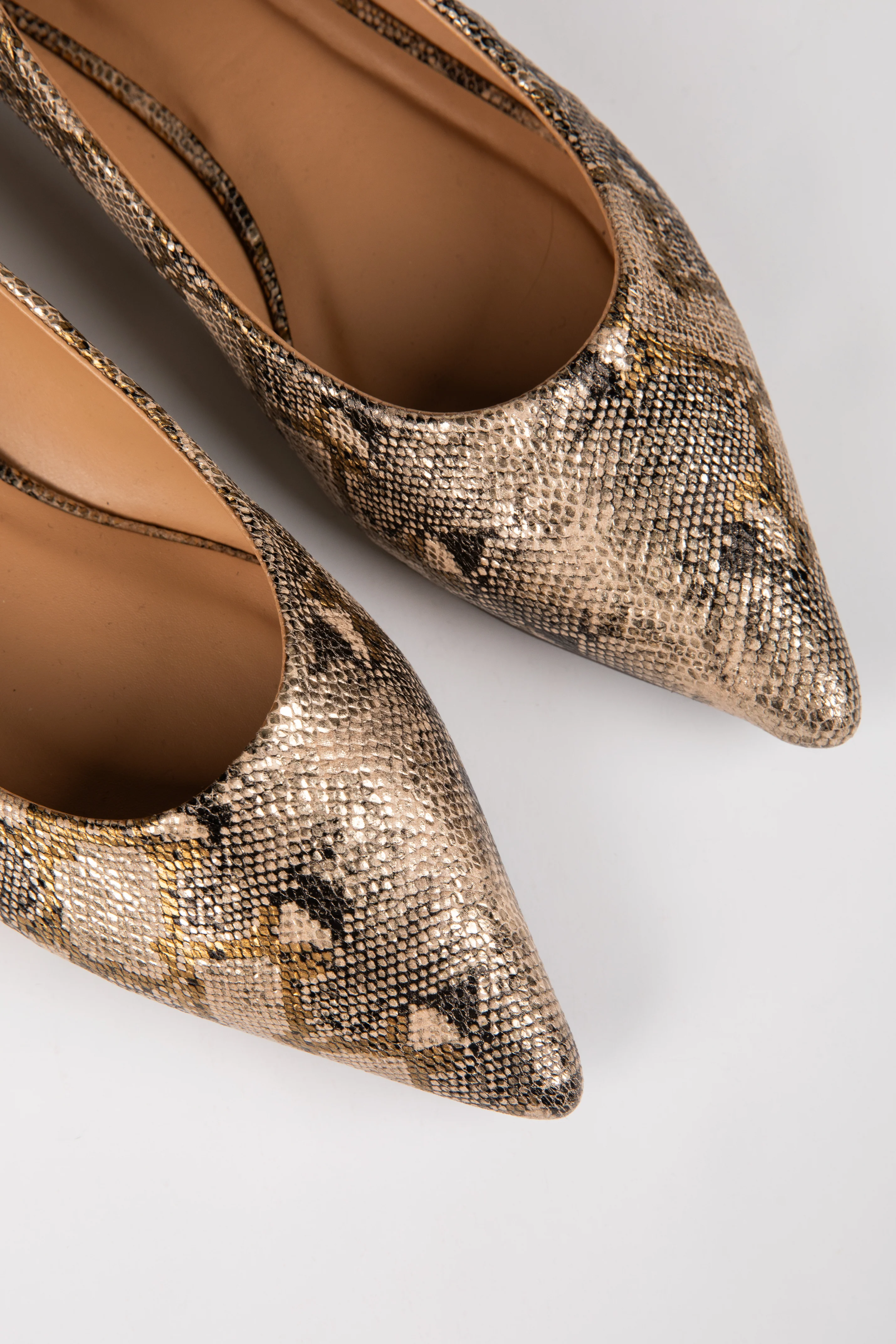 FINAL SALE - Run The Show Pointed Toe Flats